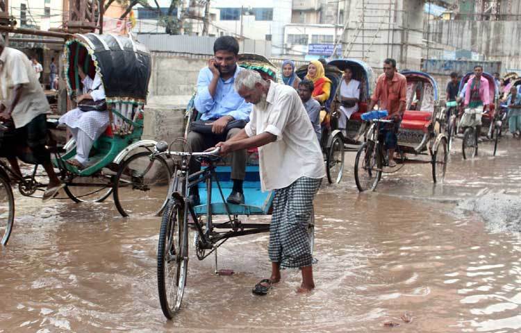 প্রতিদিন অফিসগামী মানুষ এপথ দিয়ে চলতে বিড়ম্বনার শিকার হচ্ছেন। ছবি : বিপ্লব দিক্ষিৎ।