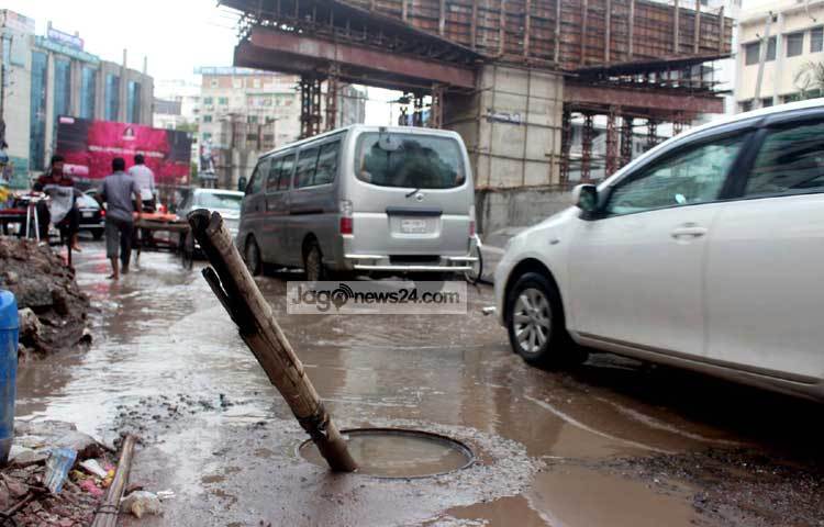 খানাখন্দে ভরা এ রাস্তায় চলতে গিয়ে কেউ কেউ দুর্ঘটনার শিকারও হচ্ছেন। ছবি : বিপ্লব দিক্ষিৎ।