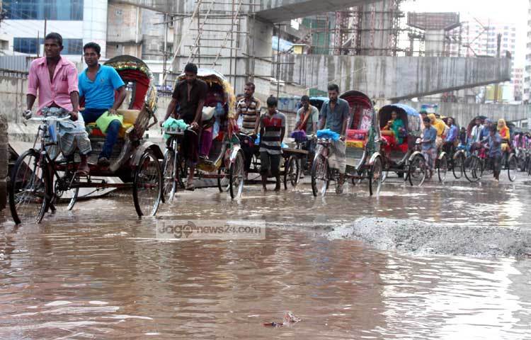 এ রাস্তায় চলাচলের বিড়ম্বনা থেকে কবে মুক্তি পাবে, তা জানতে চায় এলাকাবাসী। ছবি : বিপ্লব দিক্ষিৎ।