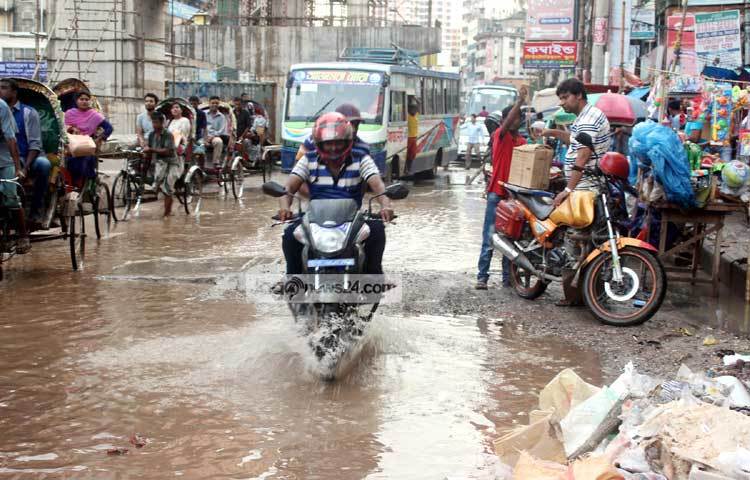 মৌচাক-মালিবাগ এলাকার রাস্তার এমন অবস্থা দেখলে বোঝা যাবে না এটি রাজধানীর কোনো ব্যস্তমত এলাকা। ছবি : বিপ্লব দিক্ষিৎ।
