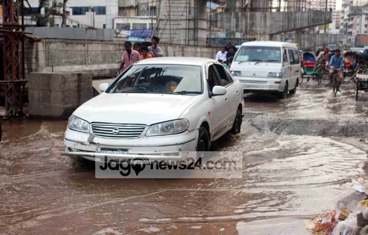 ফ্লাইওভারের কাজ যাতে দ্রুত গতিতে সম্পন্ন হলে এই রাস্তাও সংস্কার করা হবে। তাই এলাকাবাসী এর কাজ দ্রুত সম্পন্ন করার জন্য সিটি কর্পোরেশনের দৃষ্টি আকর্ষণ করছেন। ছবি : বিপ্লব দিক্ষিৎ।