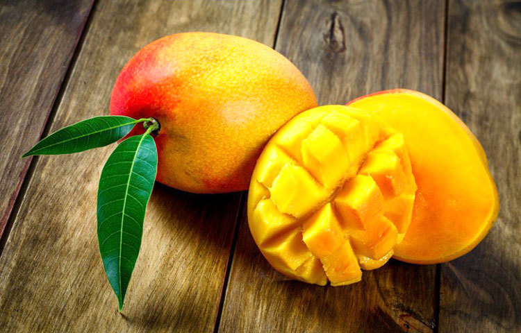 আম : আমে ভিটামিন বি, সি, খনিজ লবণ ও ক্যালসিয়াম রয়েছে। তাই রমজানে শরীরে শক্তি ধরে রাখতে ইফতার ও সেহরিতে আম খান।