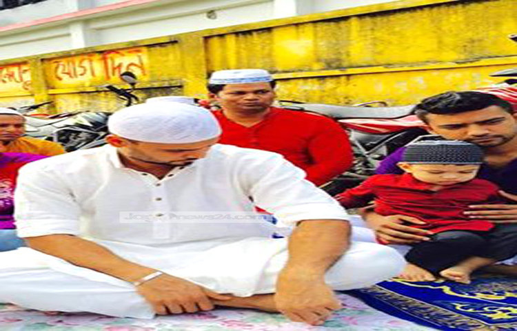 একই জামাতে নামাজ পড়েছেন, জেলা প্রশাসক মো. হেলাল মাহমুদ শরীফ, জেলা ক্রিড়া সংস্থার সাধারণ সম্পাদক আশিকুর রহমান মিকু প্রমুখ। সকাল সাড়ে ৭টায় এ জামাত অনুষ্ঠিত হয়।