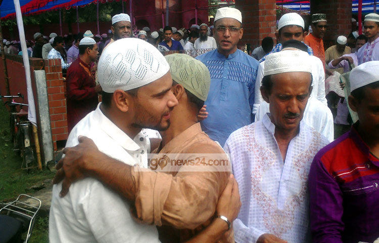 নামাজ শেষে কোলাকুলি করে পুত্র সায়েল বিন মুর্তূজাকে কোলে নিয়ে হেঁটে হেঁটে শহরের আলাদতপুরের মামা নাহিদের বাসায় চলে যান দেশের অন্যতম সেরা এই&nbsp; পেসার।