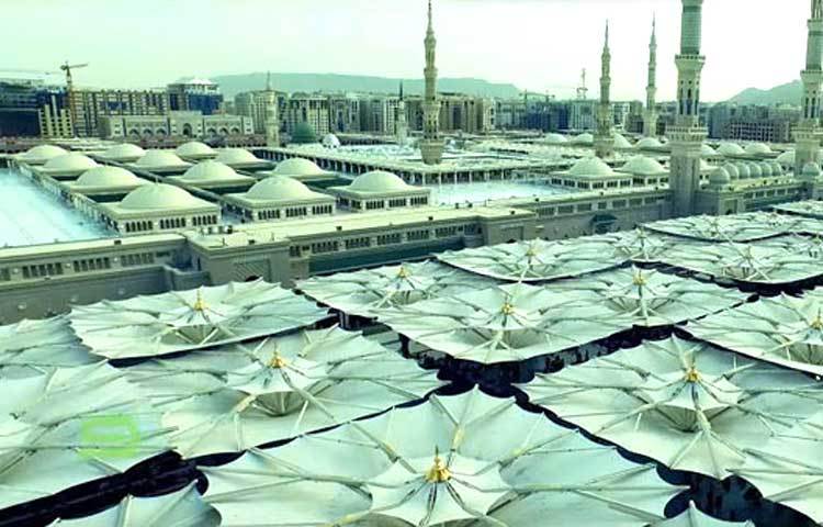 মসজিদে নববীর সামিয়ানা মেলে দেওয়া হয়েছে। নান্দনিক এই দৃশ্য দেখলে মুহূর্তেই মন জুড়িয়ে যায়।