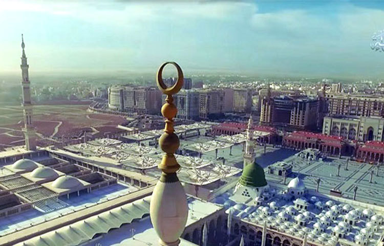 অসীম আকাশের সঙ্গে মসজিদে নববীর সৌন্দর্য মিলেমিলে একাকার হয়ে গেছে।