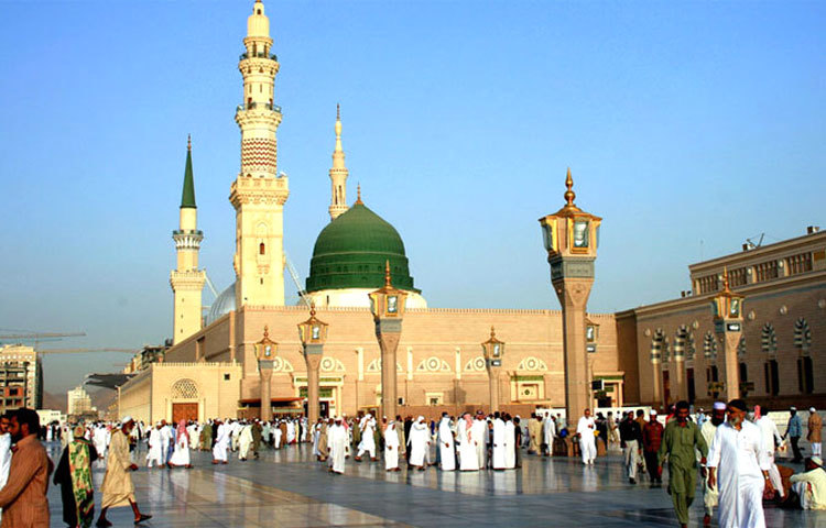 মসজিদে নববীর আঙ্গিনায় ফিলার, যেগুলোতে গুটিয়ে রয়েছে সামিয়ানা।