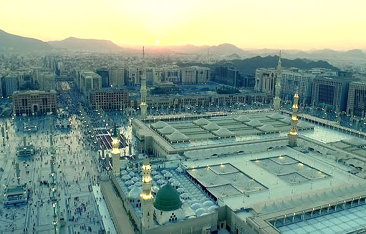 উপর থেকে মসজিদে নববীর দৃশ্য।