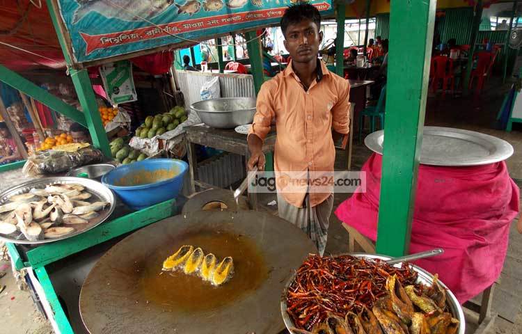 দেশের দক্ষিণাঞ্চলের অধিকাংশ মানুষ মাওয়া ঘাট দিয়ে যাতায়াত করে। এ পথ দিয়ে আসা যাওয়ার সময় ভোজন রসিকরা মাওয়া ঘাটের ইলিশ ভাজা খেতে ভুল করে না। ছবি : রবিউল ইসলাম পলাশ।