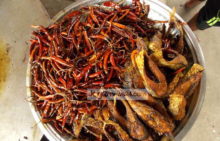 ইলিশের সঙ্গে শুকনো মরিচও ভাজা হয়েছে। এখানের ইলিশের মজাই আলাদা। ছবি : রবিউল ইসলাম পলাশ।