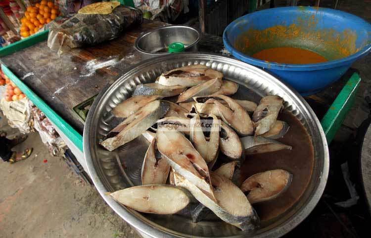 মাওয়া ঘাটের হোটেলগুলোতে রান্নার জন্য বাছাই করা সেরা ইলিশ মাছ সংগ্রহ করা হয়ে থাকে। ছবি : রবিউল ইসলাম পলাশ।