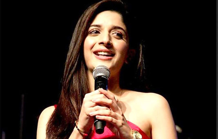 মাওরা হোসেনের জন্ম ও বেড়ে ওঠা পাকিস্তানের রাজধানী ইসলামাবাদে। সেখান থেকেই তিনি তার প্রি-মেডিক্যাল কোর্স সম্পন্ন করেন। তার বোন উরওয়া হোসেনও একজন জনপ্রিয় মডেল ও অভিনেত্রী।