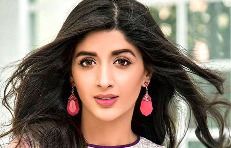 সুন্দরী মাওরা বাড়ি থেকে বেরনোর আগে মোবাইল এবং ক্রেডিট কার্ড নিতে একেবারেই ভোলেন না।