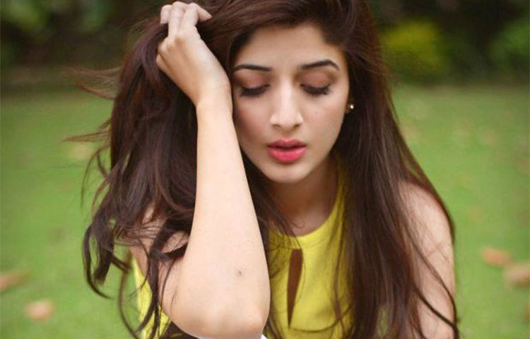 &nbsp;মাওরা হোসেনের নো মেক-আপ লুক ভীষণ পছন্দের। তাই কোনো রকমের মেক-আপ তার একেবারেই পছন্দ নয়।