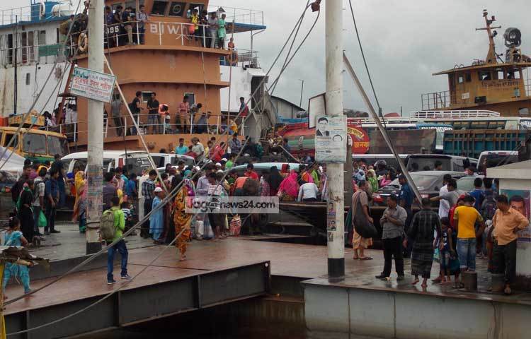 বাসের যাত্রীরা ফেরি পারাপারের অপেক্ষায়। এদিকে নদীও কিছুটা উত্তাল। ছবি : রবিউল ইসলাম পলাশ।