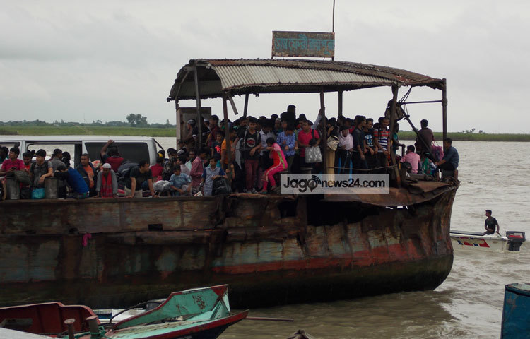 লক্কর ঝক্কর ফেরিতে পার হচ্ছে যাত্রী ও বাস। বিগত বছরগুলোতে দুর্ঘটনা ঘটলেও কর্তৃপক্ষ তা আমলে নিচ্ছে না বলে মনে হচ্ছে। ছবি : রবিউল ইসলাম পলাশ।