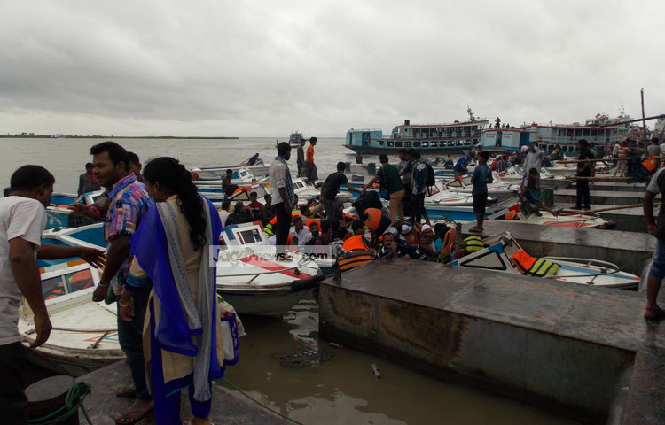 দ্রুত নদী পার হওয়ার জন্য কেউ কেউ স্পিডবোটে যাত্রা করার জন্য প্রস্তুতি নিচ্ছেন। ছবি : রবিউল ইসলাম পলাশ।