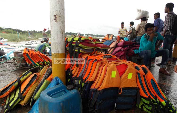 অপ্রত্যাশিত দুর্ঘটনার মুখে পতিত হলে তার জন্য ফেরি ঘাটে জীবন রক্ষাকারী সামগ্রী রাখা হয়েছে। ছবি : রবিউল ইসলাম পলাশ।
