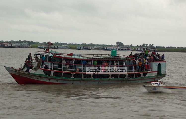 ট্রলারে করে নদী পার হচ্ছে ঈদে ঘরমুখো যাত্রীরা। ছবি : রবিউল ইসলাম পলাশ।