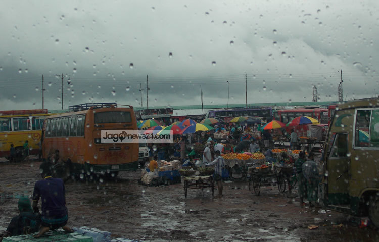 কখনও ঝিরিঝিরি কখনও বা ভারি বর্ষণে বাড়ি ফেরা যাত্রীরা ভোগান্তির শিকার হচ্ছেন। ছবি : রবিউল ইসলাম পলাশ।