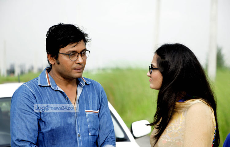 &lsquo;চাই শিক্ষিত চোর পাত্র&rsquo; নাটকে সংলাপ দিচ্ছেন আনিসুর রহমান মিলন।ছবি : জুয়েল।