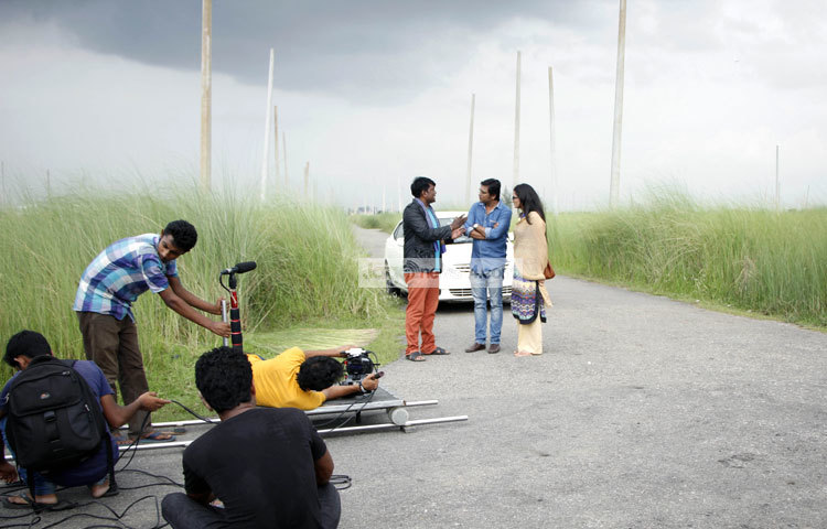 নাটকের ক্যামেরাম্যান দৃশ্য ধারণে ব্যস্ত। ঈদের বিশেষ অনুষ্ঠানমালায় নাটকটি বৈশাখী টিভিটিতে&nbsp; প্রচার হবে। ছবি : জুয়েল।