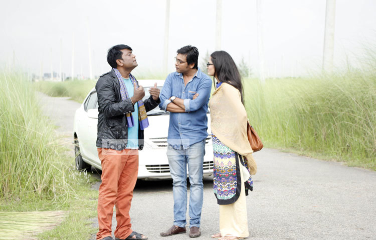 সংলাপে মগ্ন তিন তারকা অপর্ণা, আনিসুর রহমান মিলন ও আরফান আহমেদ। ছবি : জুয়েল।