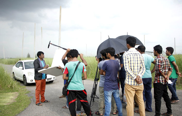 ক্লোজ শট দিচ্ছেন আরফান আহমেদ। &lsquo;চাই শিক্ষিত চোর পাত্র&rsquo; নাটকটি নির্মাণ করেছেন সকাল আহমেদ। ছবি : জুয়েল।