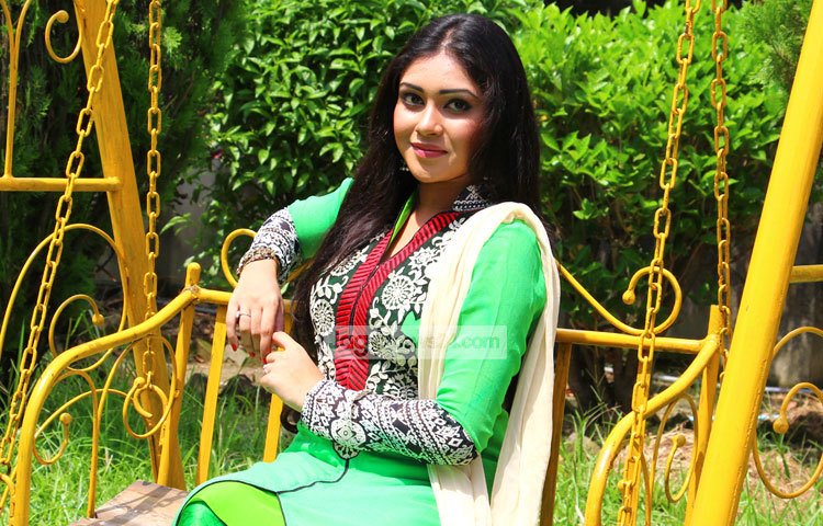 মিমের বাবার বাড়ি কুমিল্লাতে। তবে তার জন্ম ও বেড়ে ওঠা জনারণ্যের ব্যস্ত নগরী ঢাকার মোহম্মদপুরে। এসডি প্রিন্স।