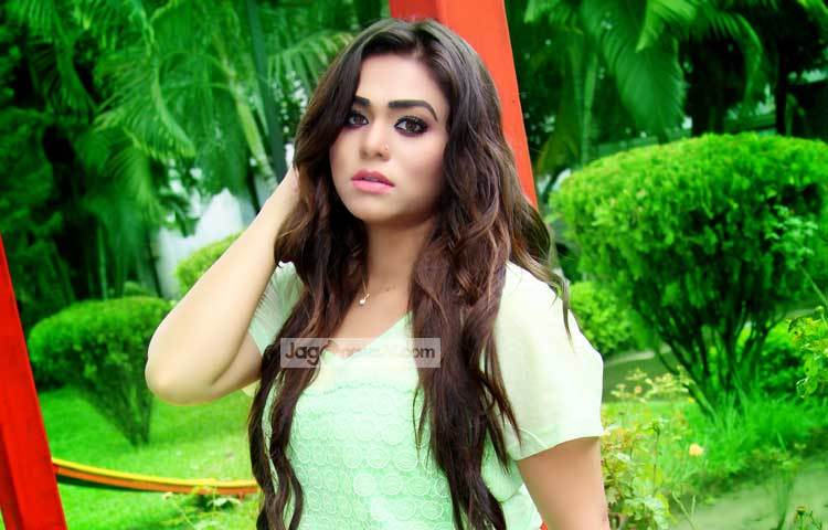 অপরূপ সুন্দরী মিমো। সবুজ প্রকৃতির সঙ্গে মিলেমিশে একাকার হয়েছেন তিনি। ছবি : এসডি প্রিন্স।