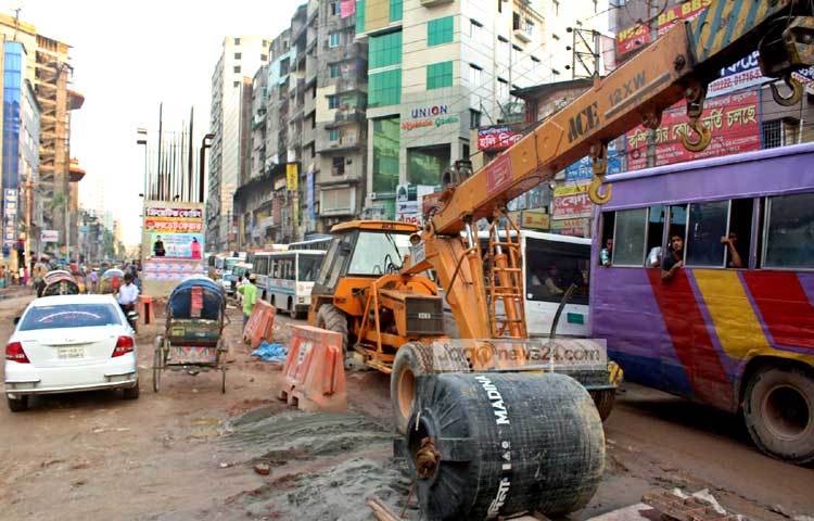 মগবাজার, মালিবাগ ও মৌচাক এলাকার রাস্তার বেহাল অবস্থা চোখে না দেখলে কারো বিশ্বাস হবে না। ছবি : বিপ্লব দিক্ষিৎ।