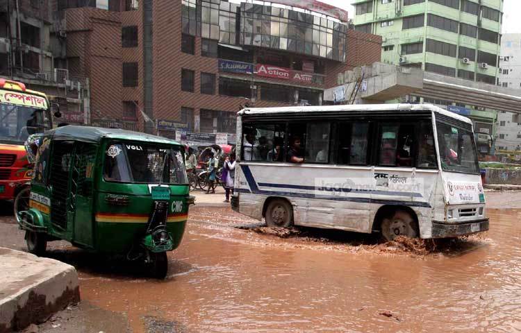 ফ্লাইওভারের নির্মাণ কাজের ধীরগতির জন্য এ রাস্তা দিয়ে এখন জনসাধারণের চলাচল অনেকটা অসম্ভব হয়ে পড়েছে। তবুও মানুষ জীবনের ঝুঁকি নিয়ে এ রাস্তা দিয়ে যাতায়াত করছে। ছবি : বিপ্লব দিক্ষিৎ।