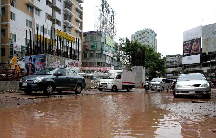 এই দৃশ্য দেখে মনে হচ্ছে নদীর তীর দিয়ে গাড়ি চলছে। ছবি : বিপ্লব দিক্ষিৎ।