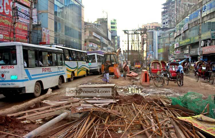 রাস্তার বেহাল দশার কারণে ঘণ্টার পর ঘণ্টা যানজট লেগে থাকে। ছবি : বিপ্লব দিক্ষিৎ।