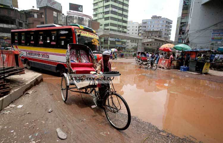 বিশেষ করে এই রাস্তা দিয়ে রিক্সা ও সিএনজি চলাচলে ভীষণ সমস্যার সৃষ্টি হচ্ছে। ছবি : বিপ্লব দিক্ষিৎ।