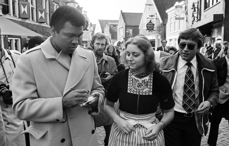 ভক্তদের অটোগ্রাফ দিচ্ছেন মোহাম্মদ আলি।