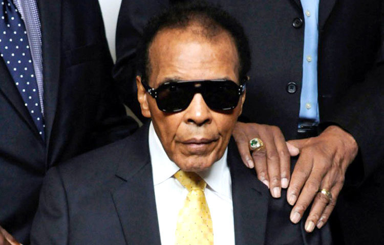 কিংবদন্তি বক্সার মোহাম্মদ আলি ১৯৪২ সালের ১৭ জানুয়ারি জন্মগ্রহণ করেন। বর্ণাঢ্য জীবনের অধিকারী এই মানুষটি শুক্রবার (৩ জুন) শেষ নিঃশ্বাস ত্যাগ করেন।