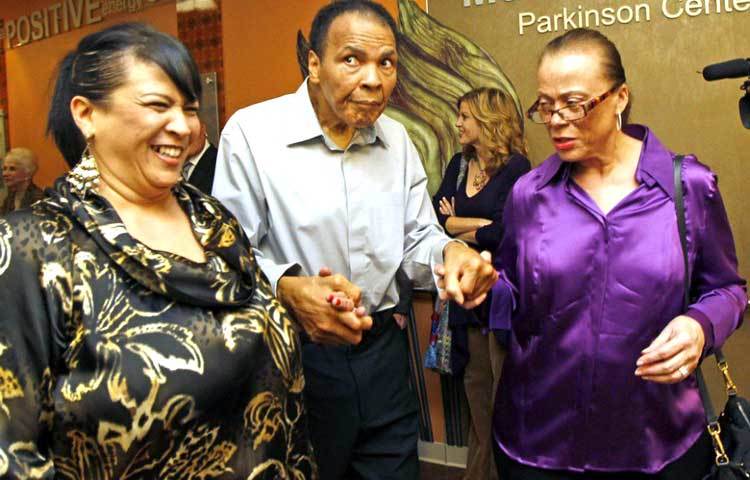 ২০১২ সালে শালি মেরিলিয়ন উইলিয়ামস (বাঁ দিকে) এবং স্ত্রী লুনির সঙ্গে মোহাম্মদ আলি।