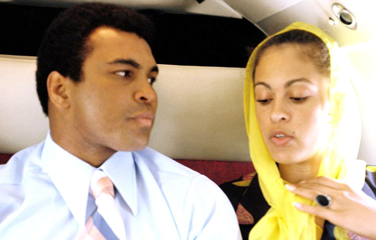 জীবনে ৪ বার বিয়ে করেছেন মোহাম্মদ আলি। তিনি ৭ মেয়ে ও ২ পুত্রের জনক ছিলেন (তৃতীয় স্ত্রী&nbsp; ভেরোনিকার সঙ্গে)।