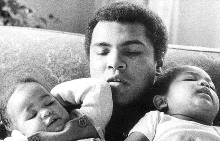 দুই মেয়ে লায়লা ও হানাহকে কোলে নিয়ে বাবা মোহাম্মদ আলি।