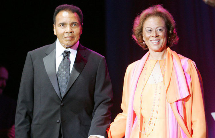 চতুর্থ স্ত্রী ইয়োলান্ডার লুনি উইলিয়ামস আলির সঙ্গে কিংবদন্তি বক্সার মোহাম্মদ আলি।