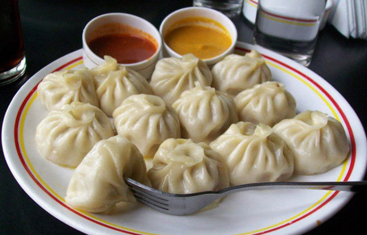 মোমো : তেল ছাড়া মামো নাকি এখন ফিগার সচেতন বন্ধুদের খুব পছন্দ। তাই বন্ধু দিবসে এই খাবারটি না খেলে কী হয়!