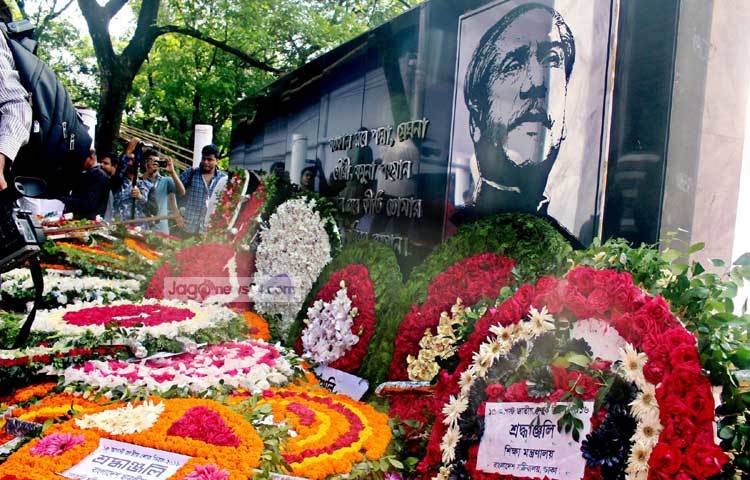 আজ (১৫ আগস্ট) সকাল সাড়ে ৬টায় জাতির জনক বঙ্গবন্ধু শেখ মুজিবুর রহমানের শাহাদাৎ বার্ষিকী ও জাতীয় শোক দিবস উপলক্ষে ধানমন্ডি ৩২ নম্বরে বঙ্গবন্ধুর স্মৃতি জাদুঘর প্রাঙ্গণে প্রথমে ফুল দিয়ে শ্রদ্ধা জানান রাষ্ট্রপতি এবং পরে প্রধানমন্ত্রী। ছবি : বিপ্লব দিক্ষিৎ।