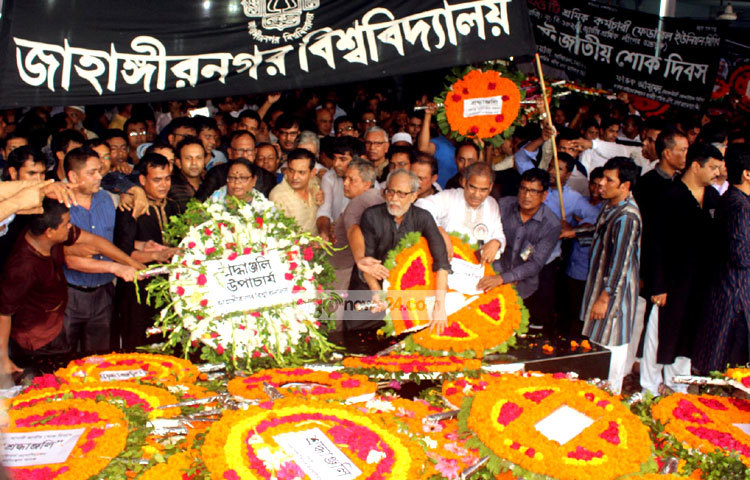 জাতির পিতার স্মৃতির প্রতি ফুলেল শ্রদ্ধা জানাচ্ছে জাহাঙ্গীর নগর বিশ্ববিদ্যালয়ের শিক্ষকবৃন্দ ও ছাত্র-ছাত্রীরা। ছবি : বিপ্লব দিক্ষিৎ।