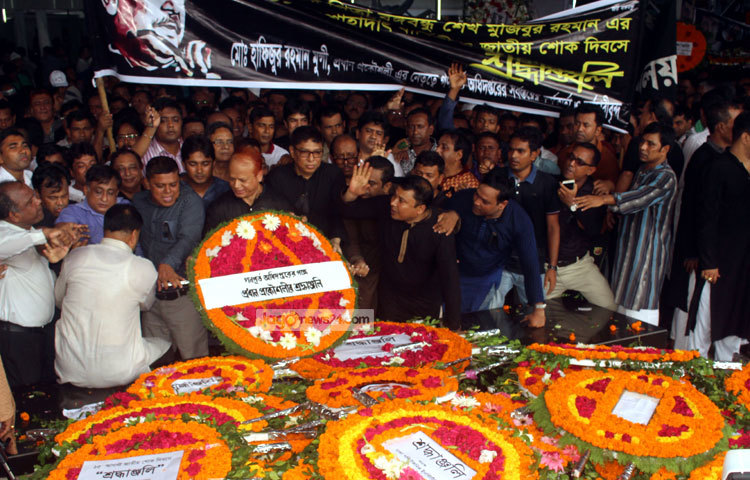 রাজধানী ও এর আশপাশের বিভিন্ন সংগঠন ও রাজনৈতিক দলের নেতৃবৃন্দরাও জাতির জনক বঙ্গবন্ধু শেখ মুজিবুর রহমানের স্মৃতির প্রতি ফুলেল শ্রদ্ধা জানাতে এসেছে। ছবি : বিপ্লব দিক্ষিৎ।
