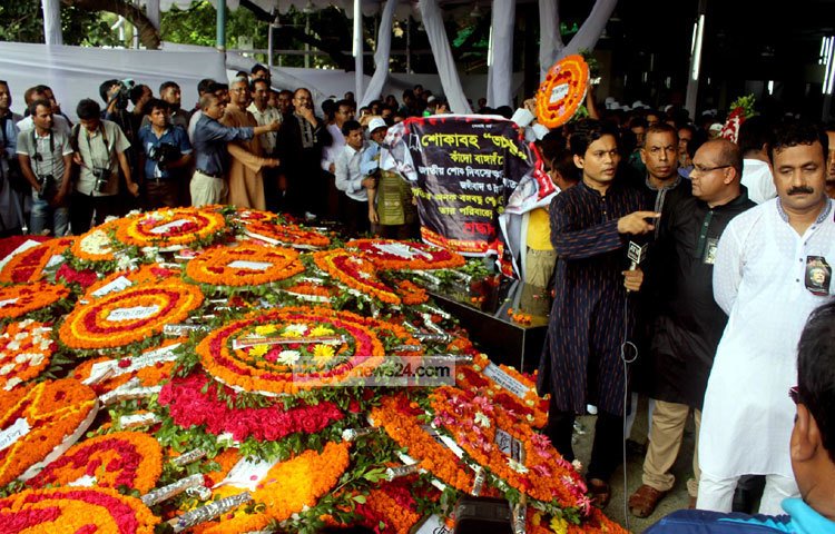বাংলাদেশ আওয়ামী লীগ ও তার সহযোগী সংগঠনের নেতা-কর্মীরা একে একে ফুল দিয়ে জাতির জনকের প্রতি শ্রদ্ধা জ্ঞাপন করছেন। ছবি : বিপ্লব দিক্ষিৎ।