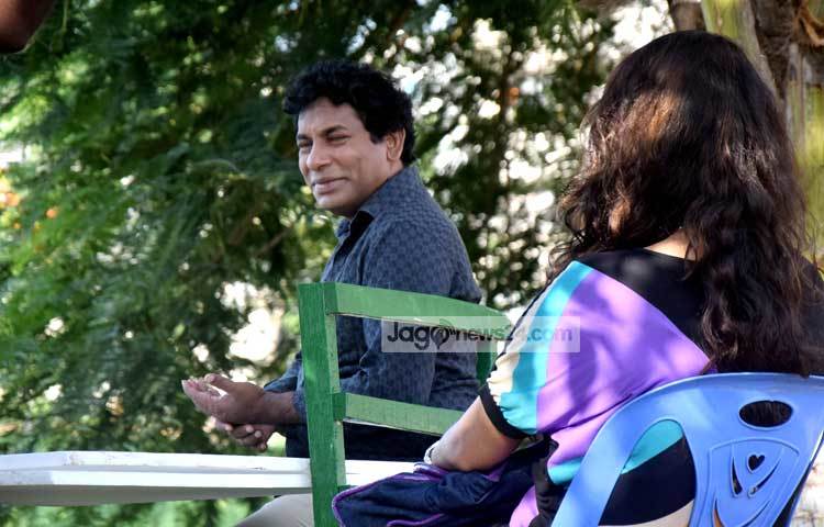 &lsquo;ভ্যান বস্ত্র বিতান&rsquo; নাটকের সংলাপ বলছেন মোশাররফ করিম। অন্যান্য নাটকের মত এটিও দর্শক প্রিয়তা লাভ করবে বলে আশা করছেন জনপ্রিয় এই অভিনেতা। ছবি : মাহবুব আলম।