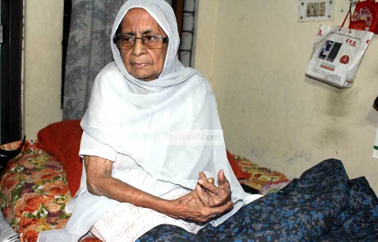 এক সময়ের কর্মচঞ্চল মিরা চৌধুরীর আজ প্রবীণ নিবাস কেন্দ্রে নিঃসঙ্গ জীবন যাপন করছেন। রাজধানীর আগারগাঁওয়ের প্রবীণ নিবাস থেকে ছবি তুলেছেন আলোকচিত্রী বিপ্লব দিক্ষিৎ।