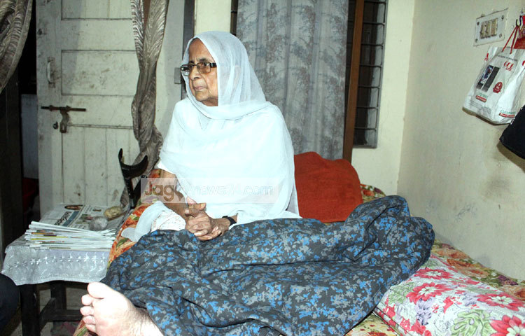 এক পুত্র সন্তানের জননী মিরা চৌধুরী ১৯৮৩ সালে ঢাকা বিশ্ববিদ্যালয় থেকে অর্থনীতিতে স্নাতক ও স্নাতকোত্তর সম্পন্ন করেন। ছবি : বিপ্লব দিক্ষিৎ।