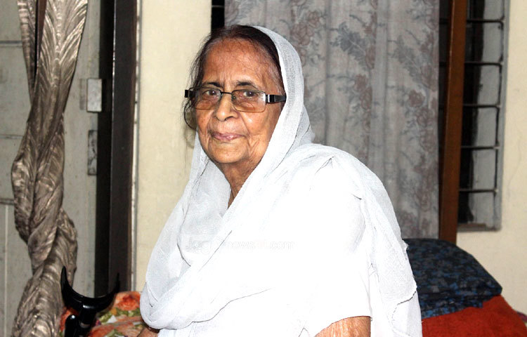 এরপর বিবাহ বন্ধনে আবদ্ধ হন বিশ্ববিদ্যালয় জীবনের সবচেয়ে কাছের প্রিয়বন্ধু জোসেফ চৌধুরীর সঙ্গে। স্বামী ইন্টারন্যাশনাল লেবার অর্গানাইজেশন (আইএলও) এর ডিরেক্টর পদে দায়িত্ব পালন করেন দীর্ঘদিন। ছবি : বিপ্লব দিক্ষিৎ।